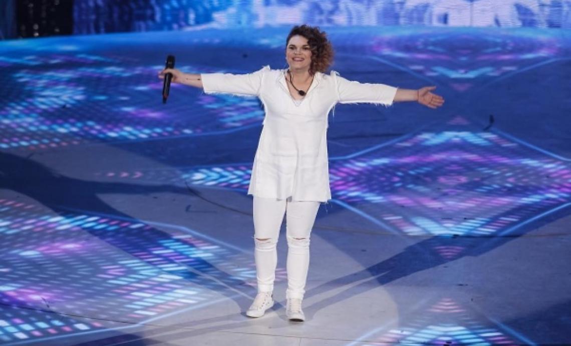 Valentina Tesio dopo "Amici" canta dal balcone