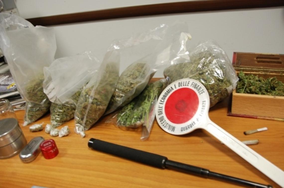 1,5 kg di "fumo" in casa, arrestato ventenne