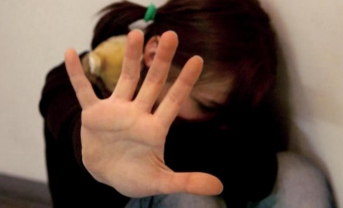 Arrestati per maltrattamenti su bimba di 10 anni