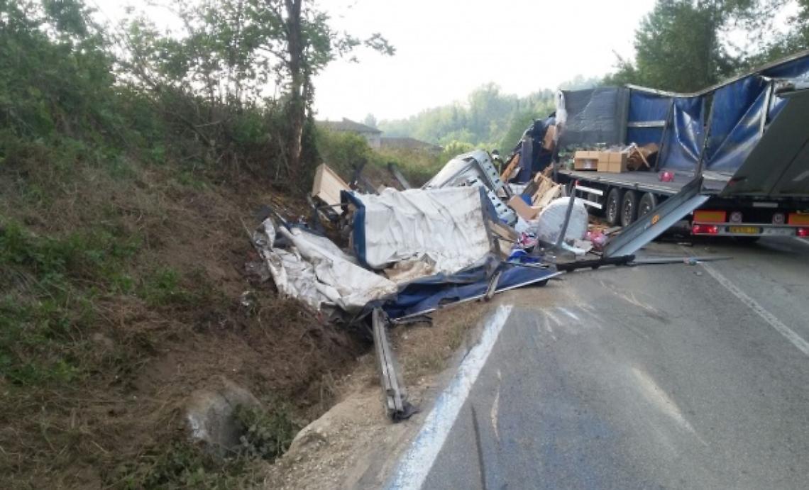 Autista incastrato nelle lamiere del Tir