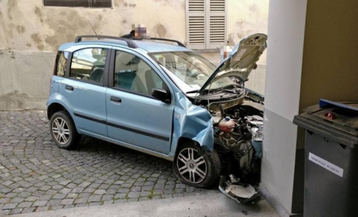 Si schianta davanti alla farmacia