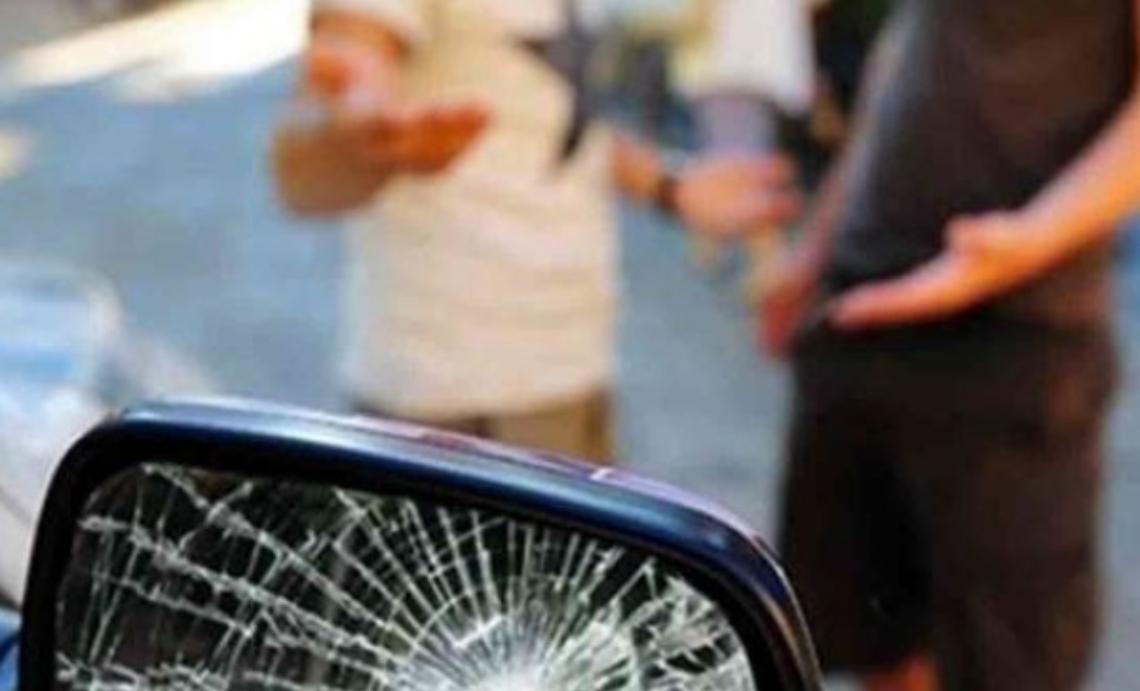 Tentano la "truffa dello specchietto": due arrestati