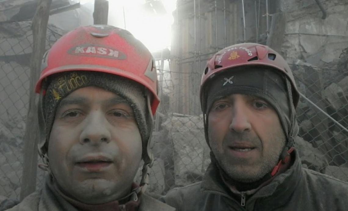 I vigili del fuoco scampati al crollo: &laquo;Restiamo qui&raquo;