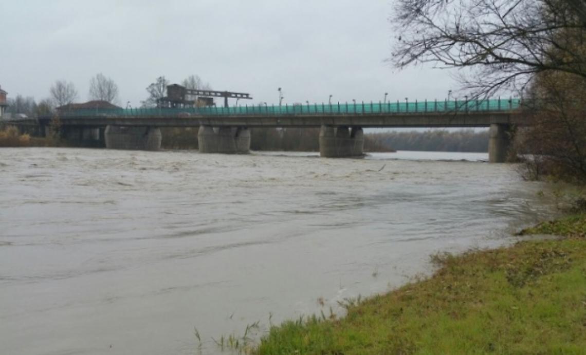 Gli astigiani guardano il Tanaro con apprensione