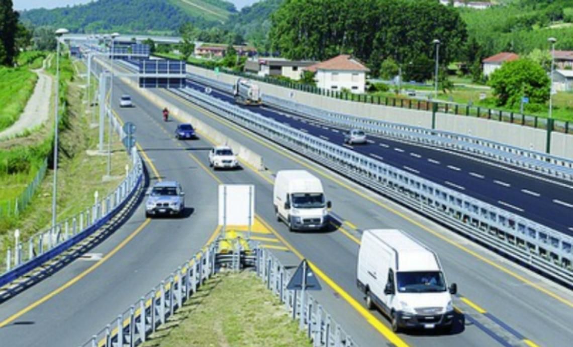 Incidente in tangenziale, coinvolti camion e due auto