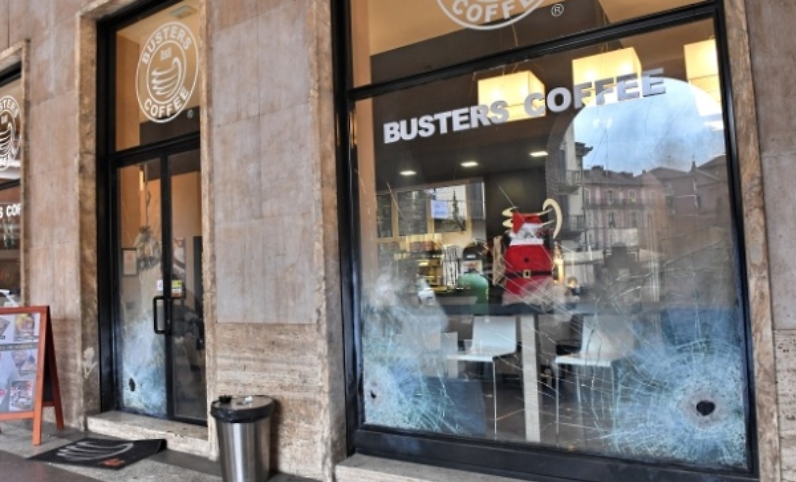 Asti, bombe carta contro Busters Coffee