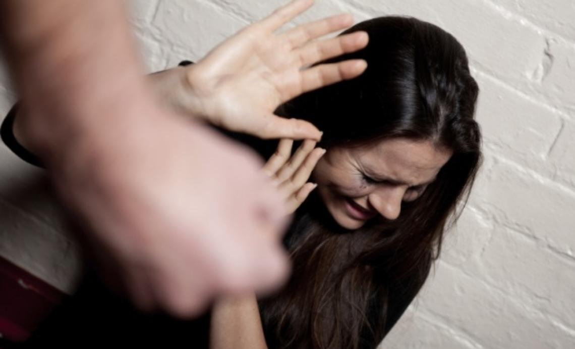 Asti, prende a bastonate la convivente