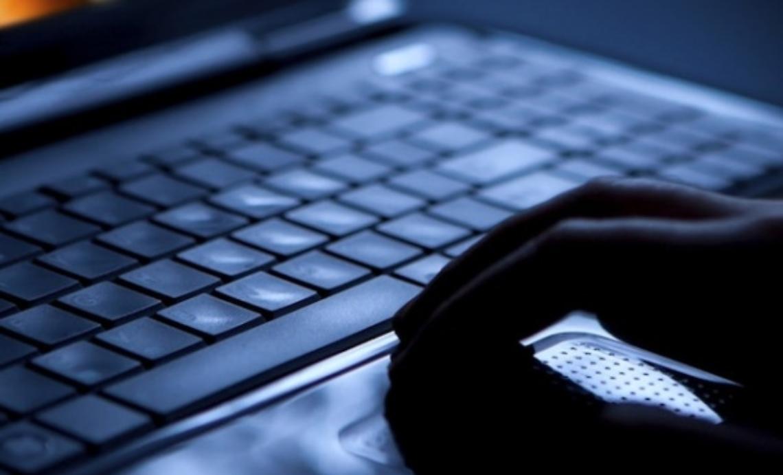 Cerca "sesso" in rete, ma dal vivo viene rapinato