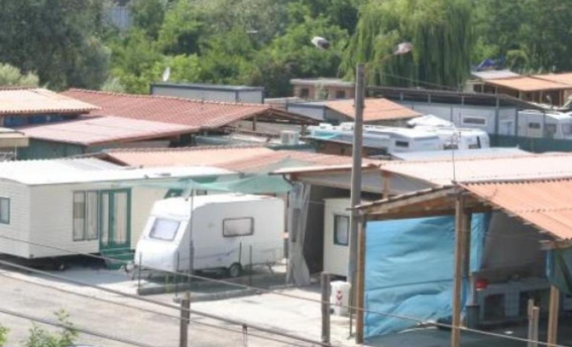 Il Consiglio decide: via i campi nomadi