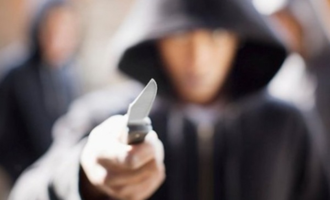 72enne sbattuta contro il muro e rapinata