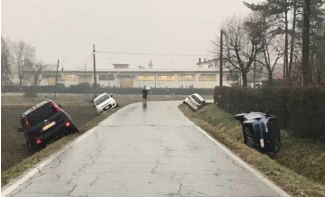 Ghiaccio in strada: auto fuori dalla carreggiata