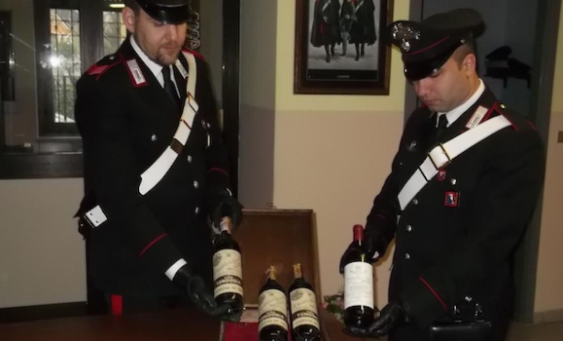 Tenta di vendere on line bottiglie rubate