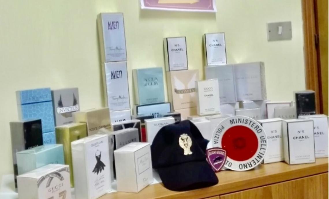 In auto con 50 profumi contraffatti