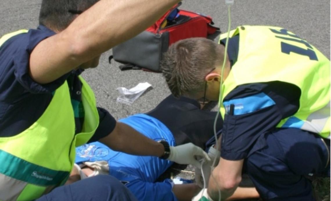 Accorre dopo l'incidente e viene investito