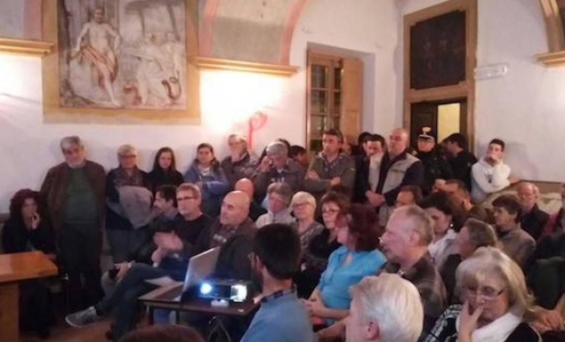 Aramengo si confronta sul caso della piscina