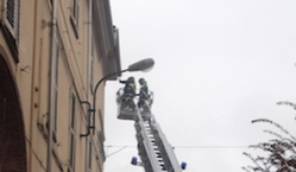 Cade cornicione in via Monsignor Rossi