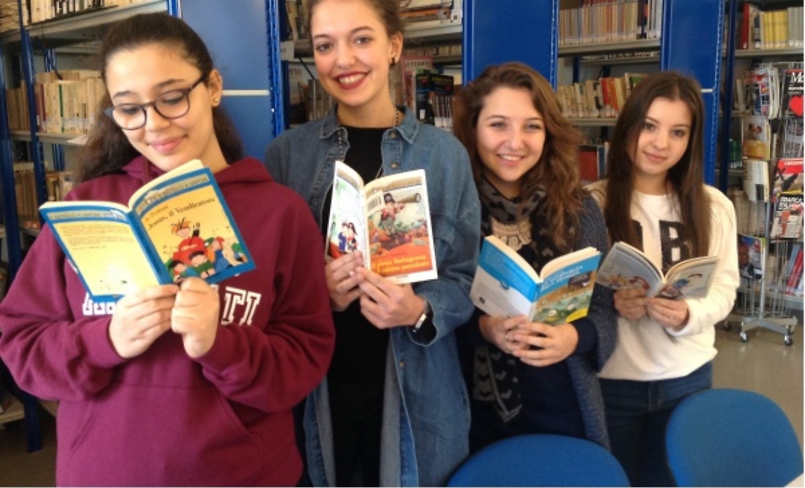 Gli studenti del Monti leggono per i bambini