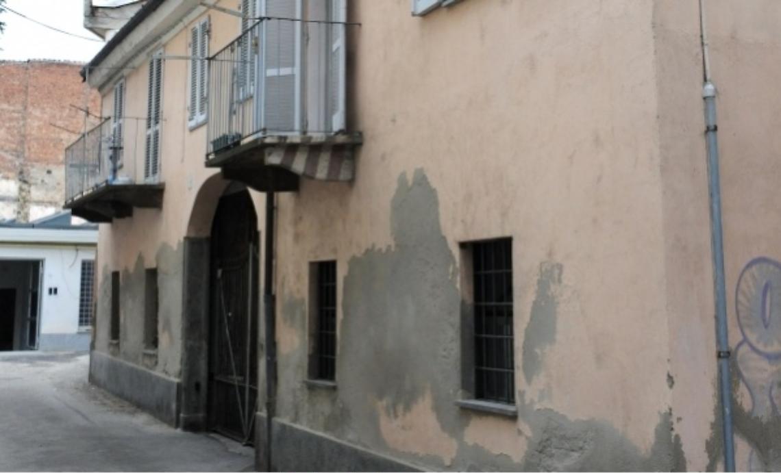 Otto anni per la donna gettata dalla finestra