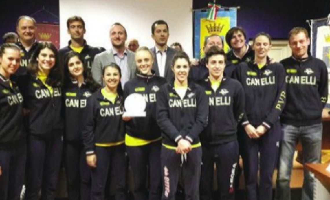 Riconoscimento alle 13 ragazze del volley