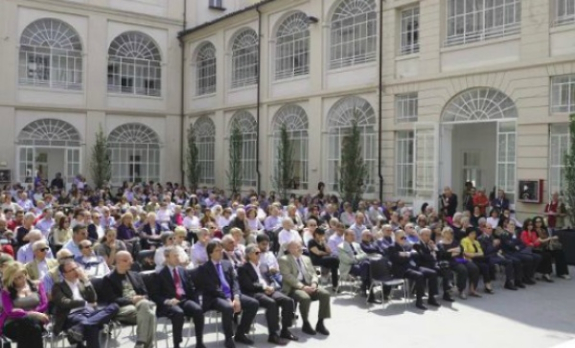 Un bando per coprire il cortile della biblioteca