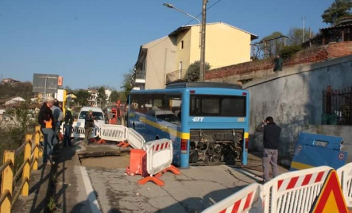 Cisterna: bus finisce nella voragine
