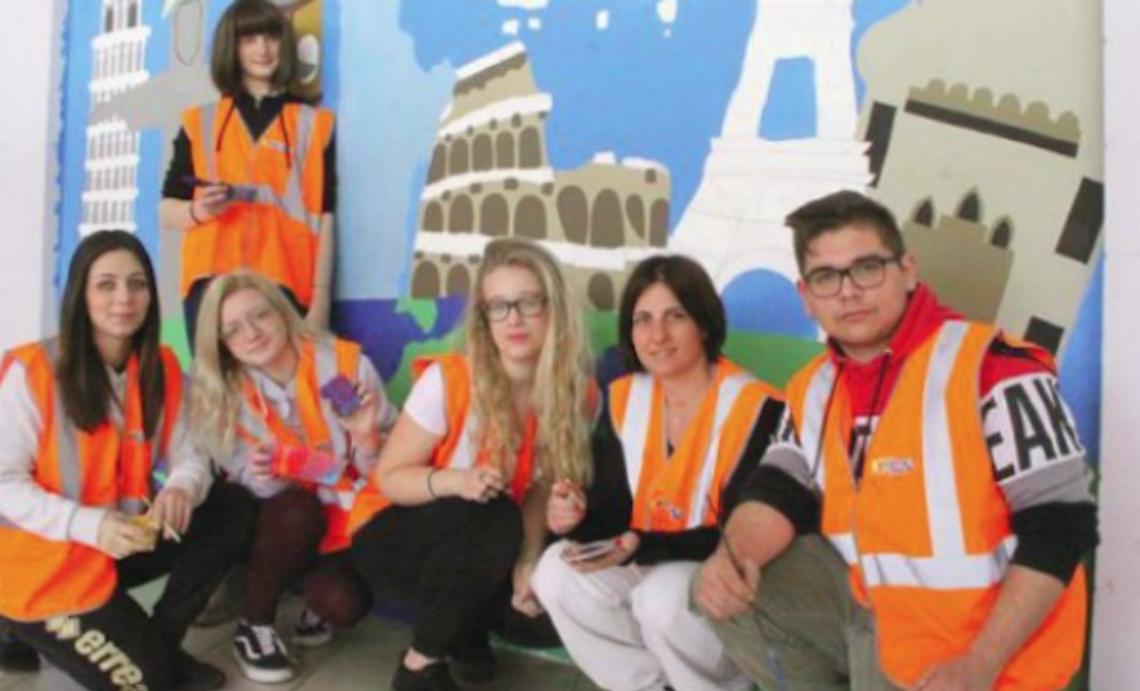 I giovani artisti che "dipingono" il Movicentro