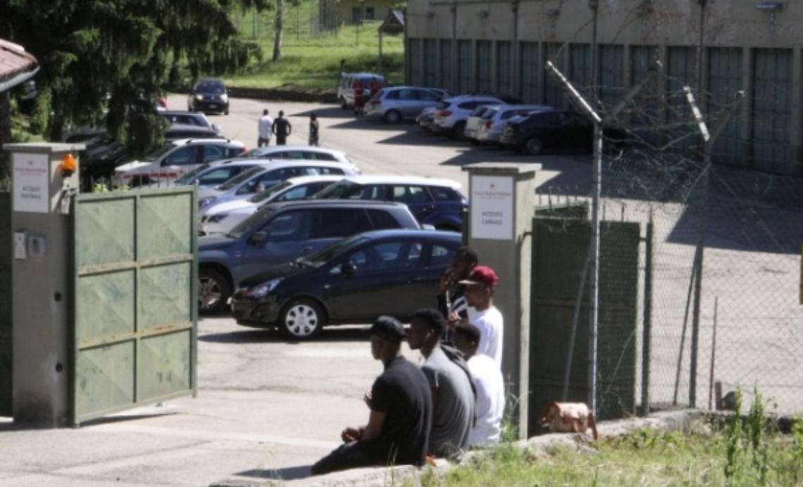 Manifestazione ad Annone contro il centro profughi