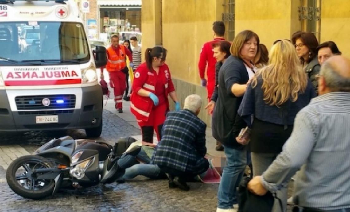 Olio sulla strada: motociclisti feriti