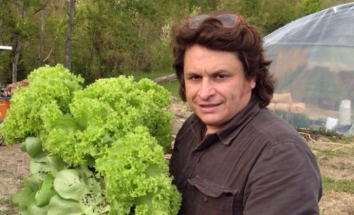 Vetri spaccati e gomme bucate da chiodi