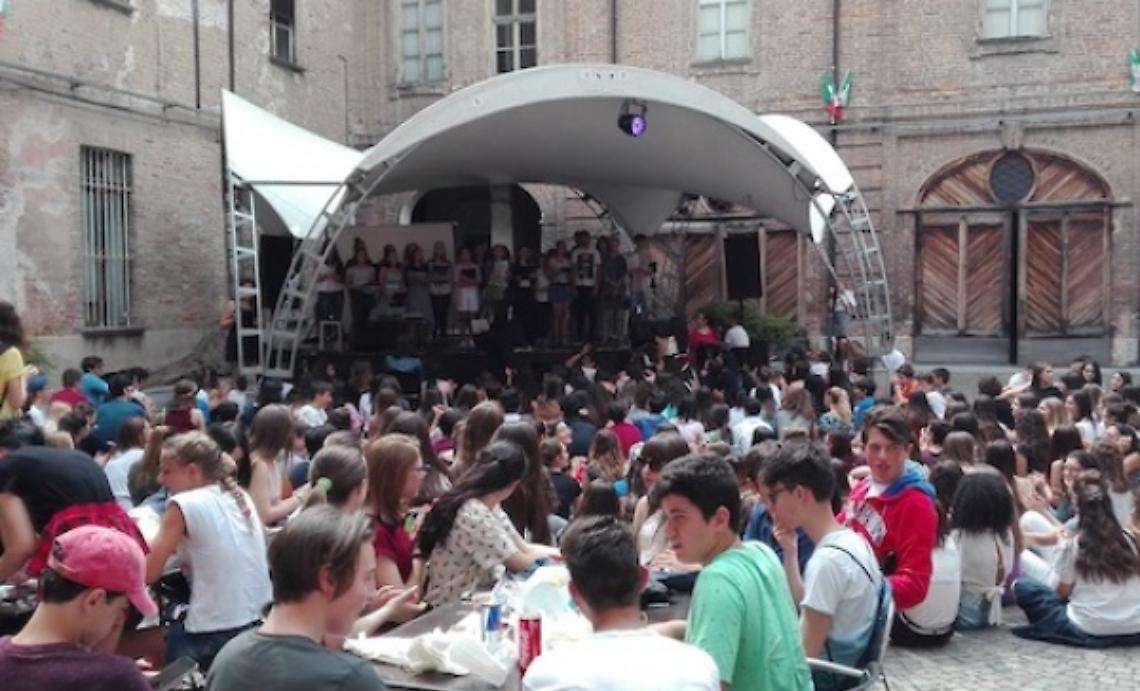 Gli studenti hanno festeggiato la fine della scuola