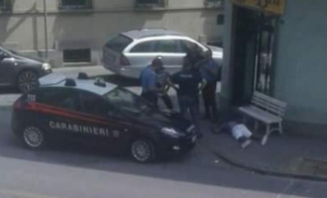 Lite e schiaffi in strada tra extracomunitari