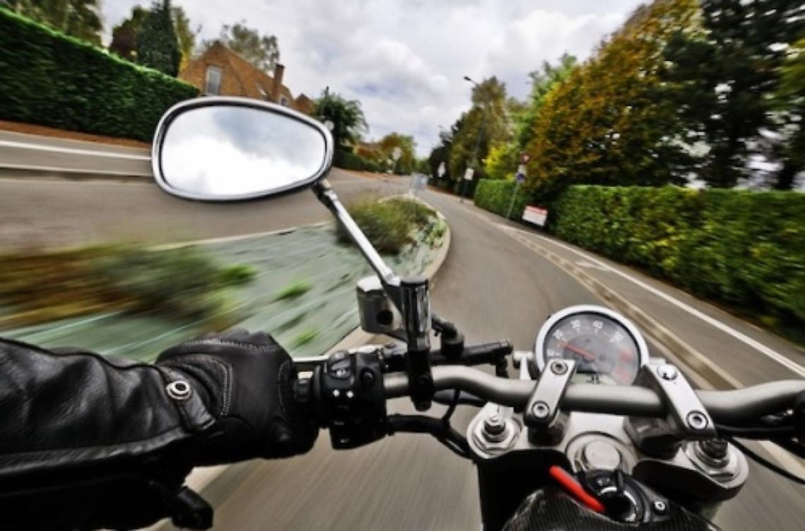 "Perde" la moglie durante il giro in moto