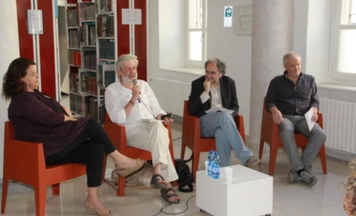 Un improbabile reporter tra neve, sangue e ironia