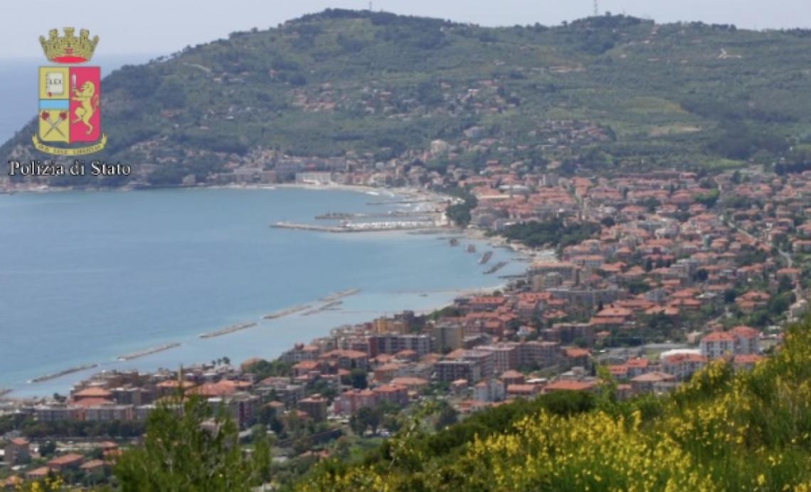 La polizia arresta i truffatori delle case vacanza