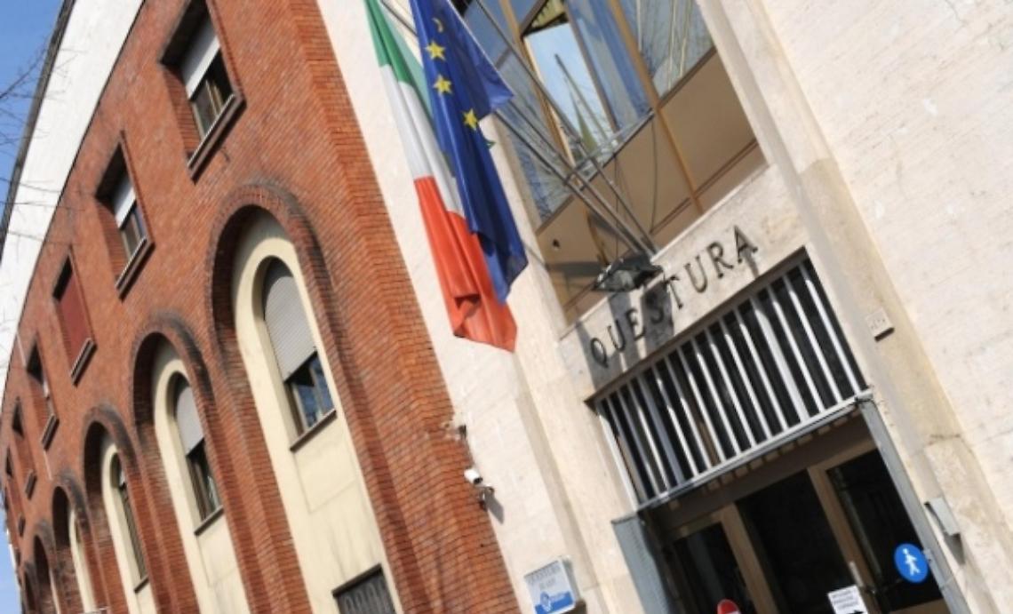 Richiedente asilo tenta di rapinare una donna