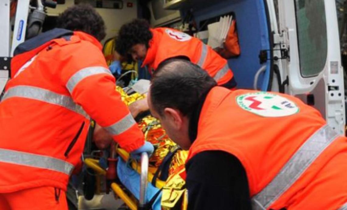 Con la moto contro un'auto, muore motociclista