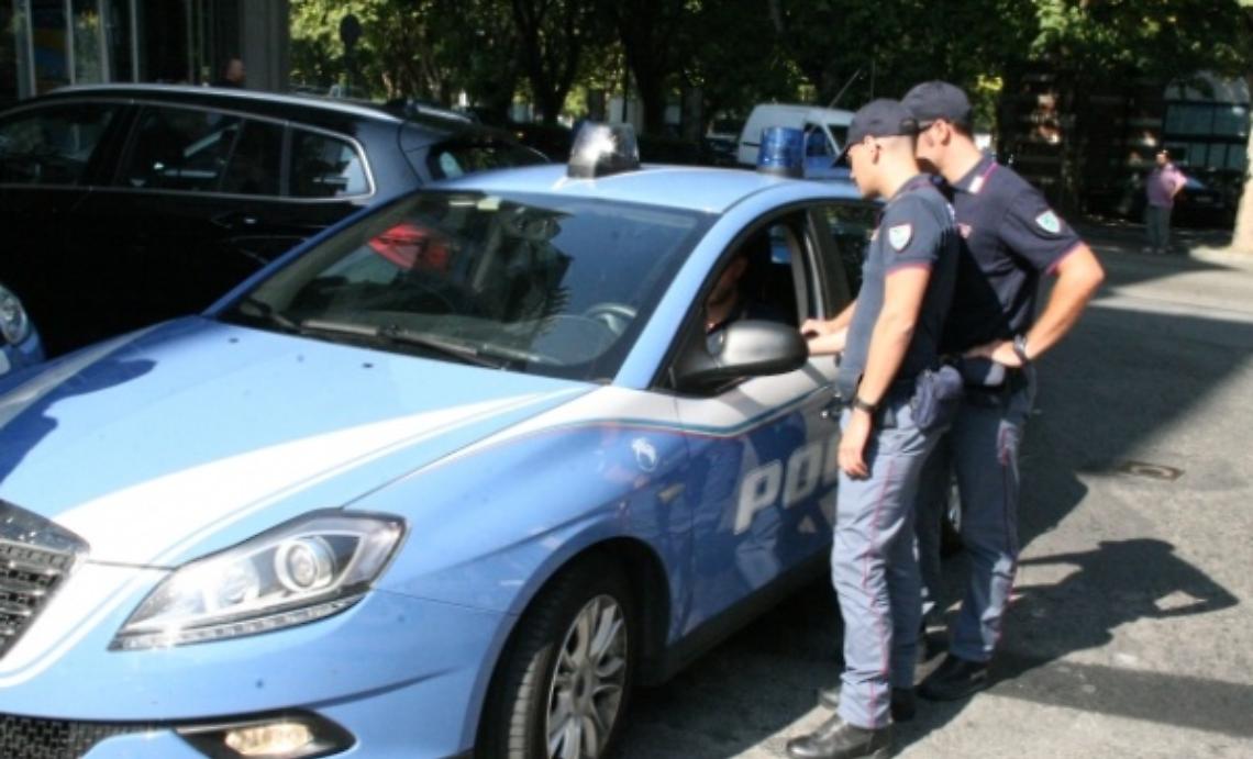 Invalido rapinato dai rom alla fermata del bus