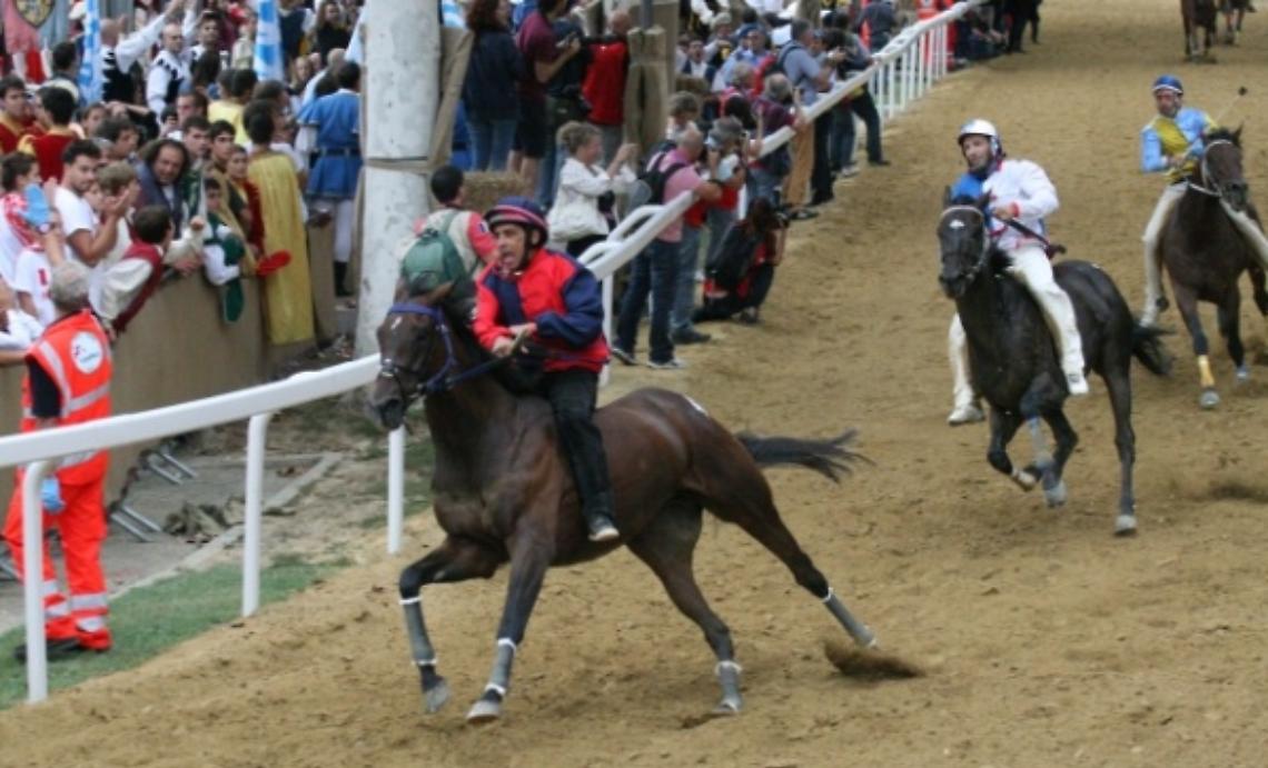 In piazza San Secondo si presentano i fantini