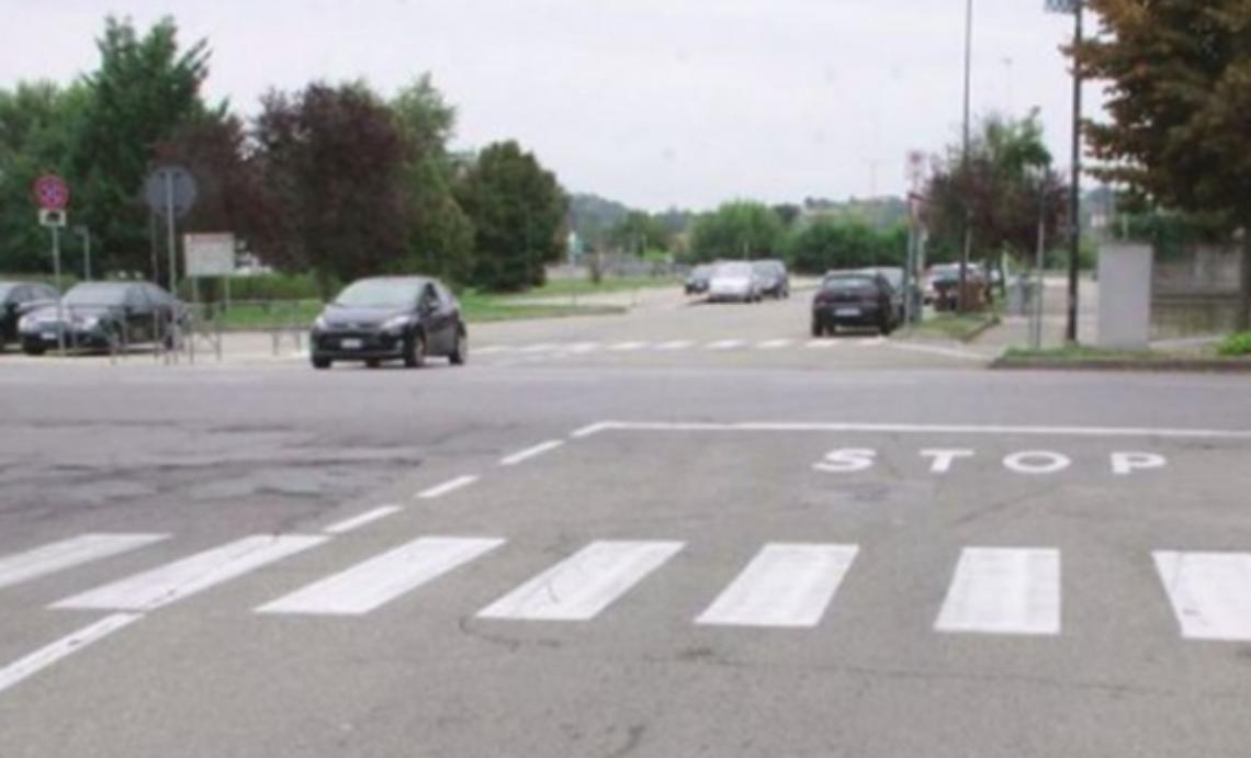 Invest&igrave; sorelle senza fermarsi: straniero denunciato