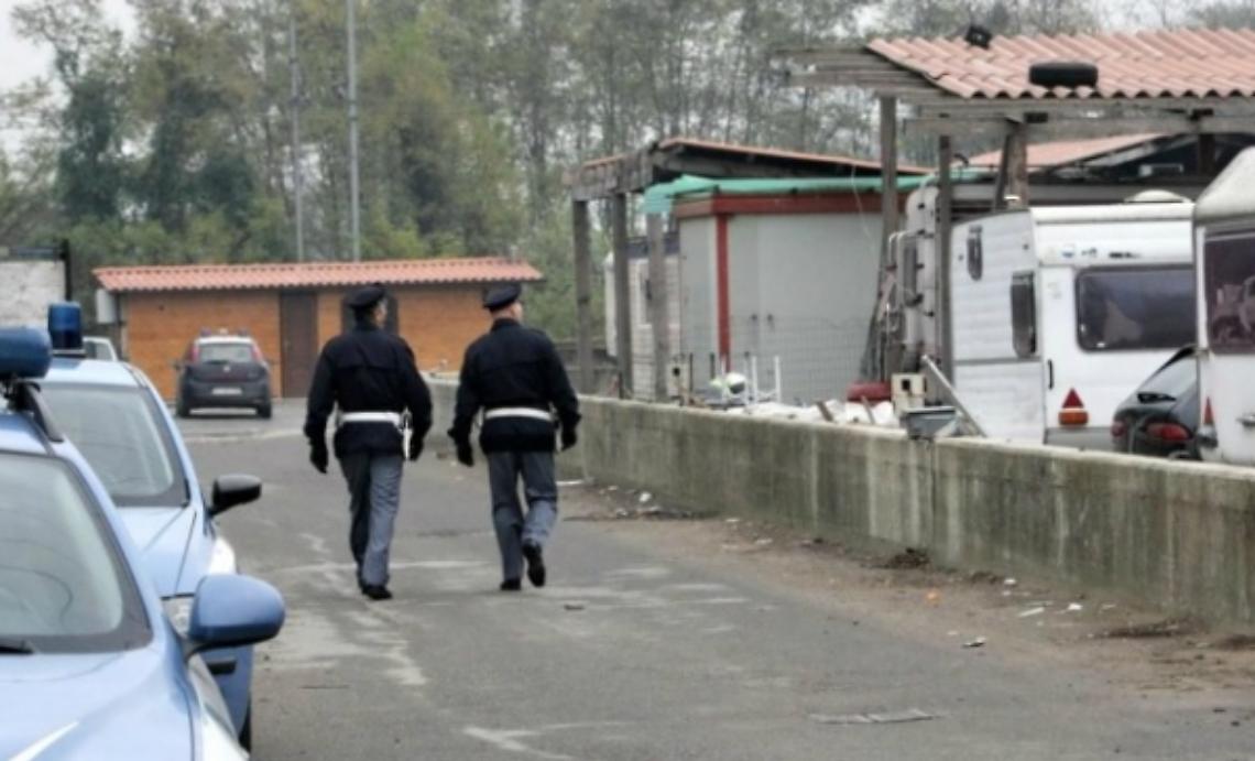 Blitz nei campi nomadi di via Guerra e Vallarone