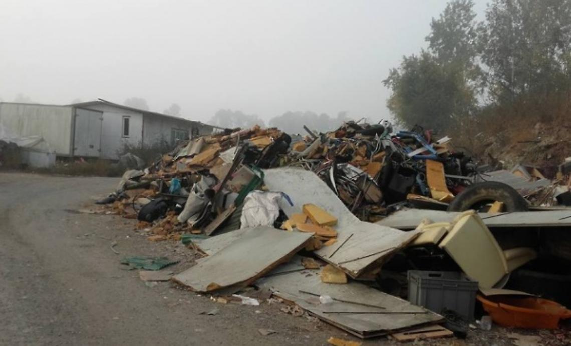 Tornano le "montagne" di rifiuti al campo rom