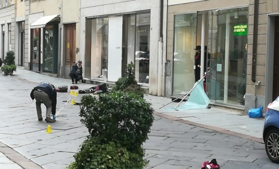 E' caccia ai banditi della spaccata di corso Alfieri