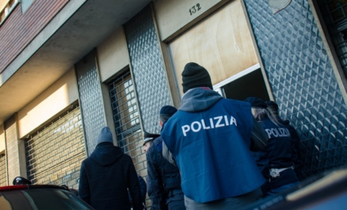 Blitz mattutino dentro il "palazzo del degrado"