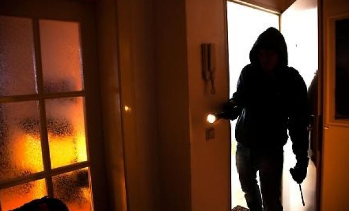 Madre e figlio legati e rapinati in una casa