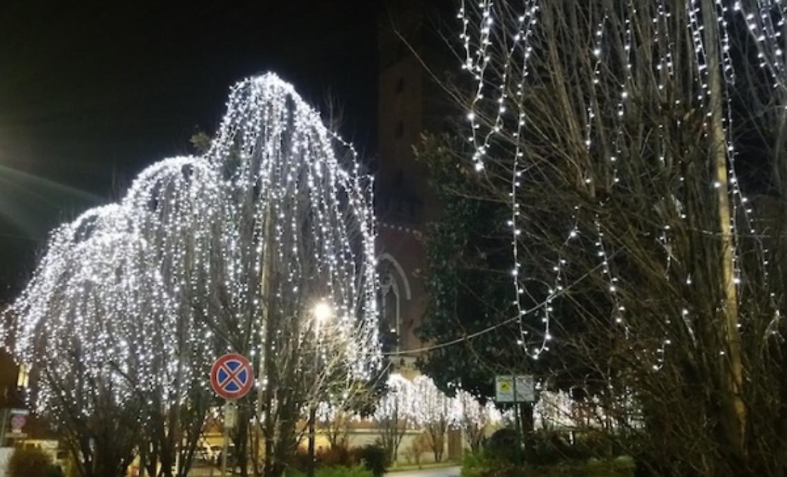 Natale: tra luci e "ombre" si anima la citt&agrave;