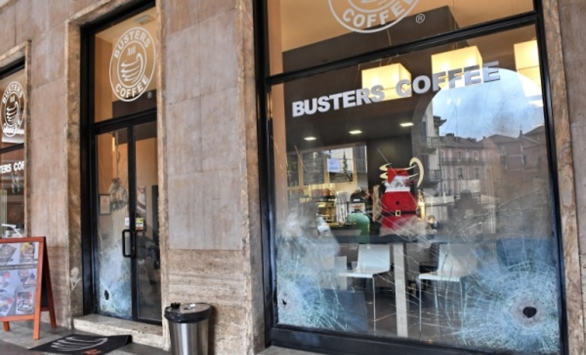 Bombe carta al Busters Coffee: 2 arresti