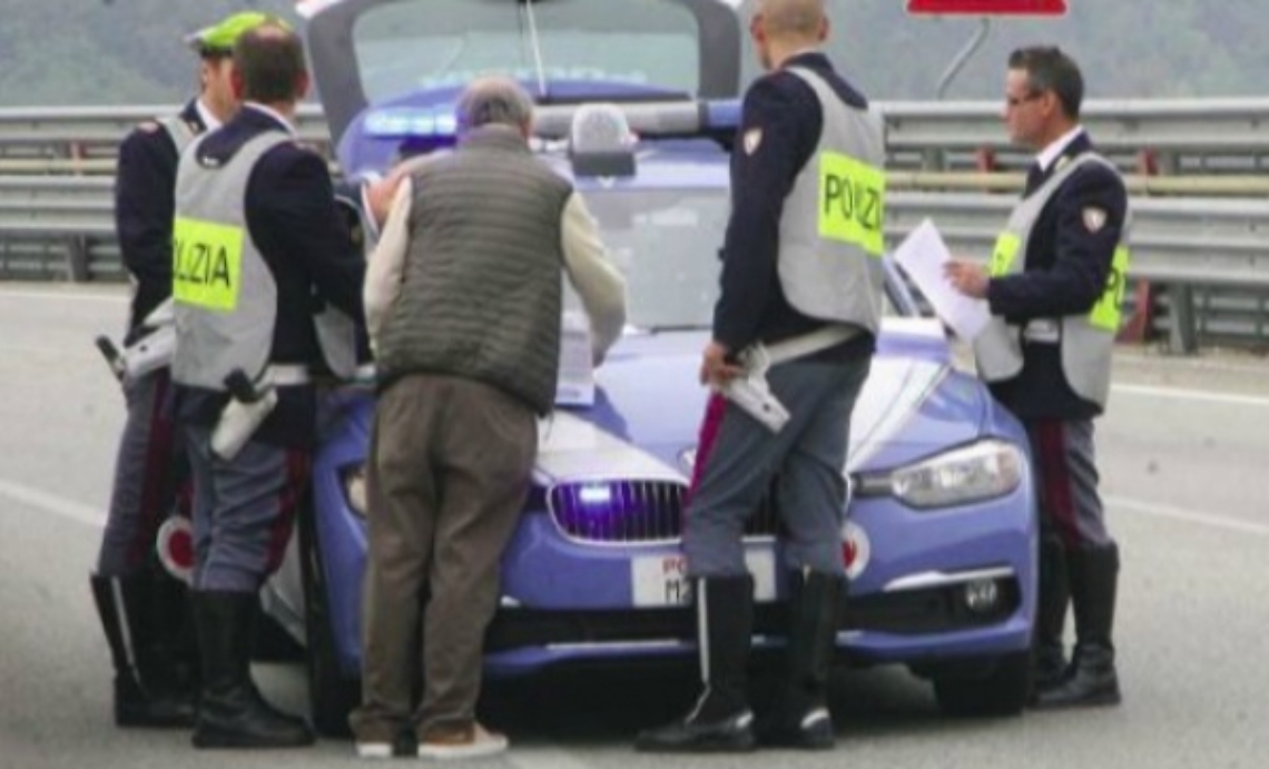 Si schianta contro un albero e muore