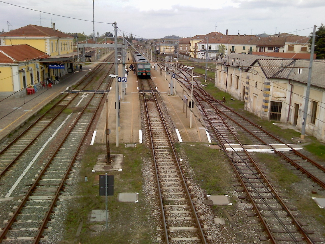 Treno in sosta nella stazione di Nizza Monferrato (Italia).