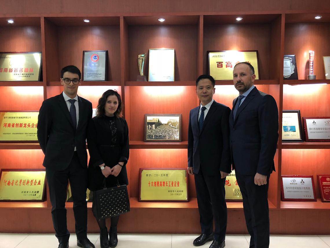 con zhao vicino foto way assauto