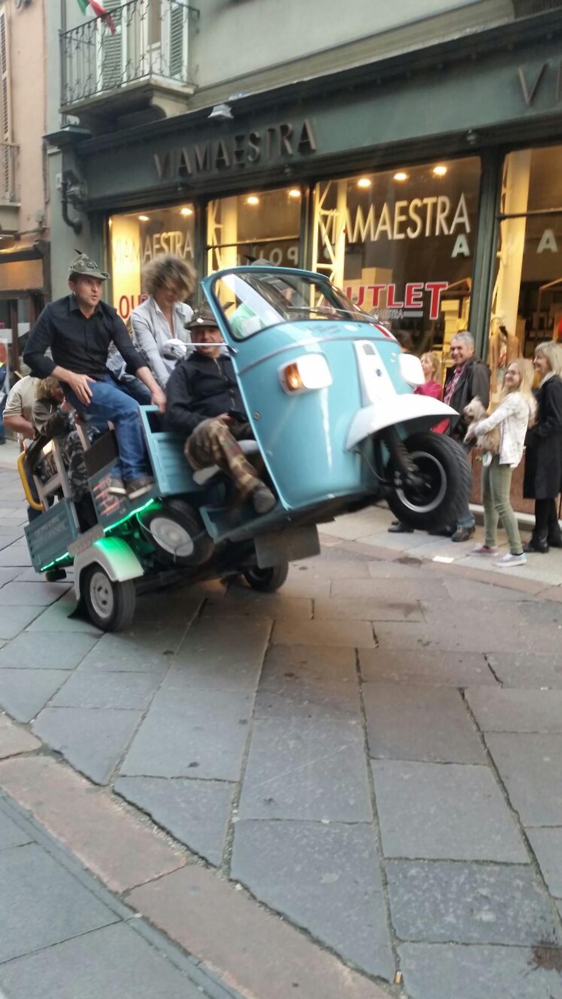 FOTO-Alpini-ad-Asti-esplode-la-voglia-di-fare-festa-5735df50b54561